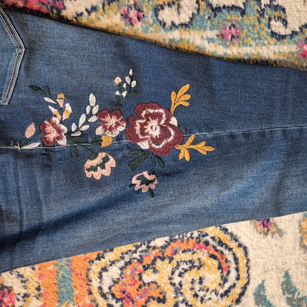 🎈Knox Rose Floral Embroidered Midrise  Ankle Cropped Skinny Jeans - Picture 3 of 4